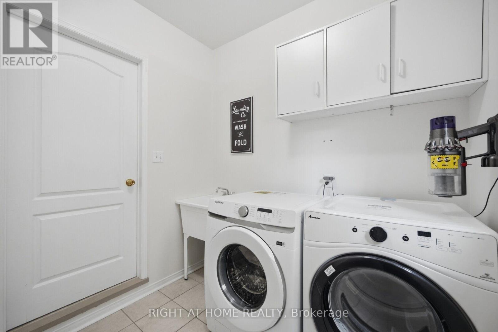 Mud room comb with laundry - 975 Mantle Crescent, Mississauga, ON