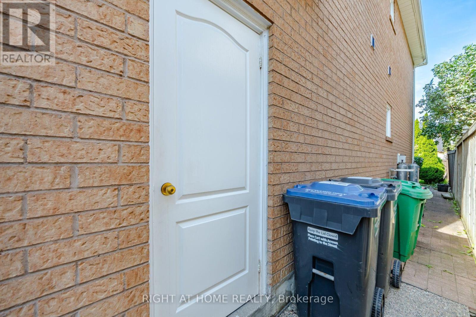 side entrance from garage to separate entrance - 975 Mantle Crescent, Mississauga, ON