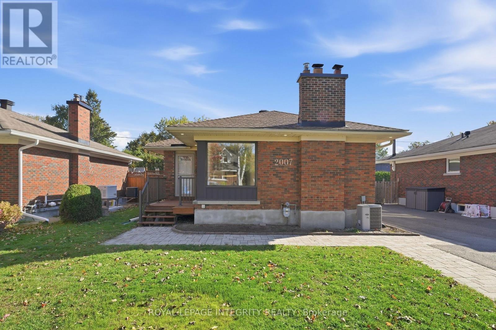 Charming bungalow is amazing neighbourhood. - 2007 Dorval Avenue, Ottawa, ON