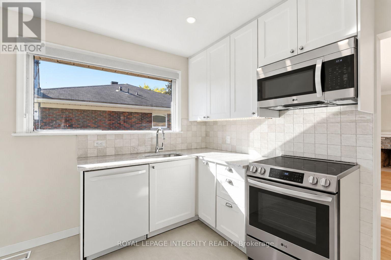 Stove virtually staged - 2007 Dorval Avenue, Ottawa, ON