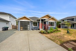 280 Weaver Pl Comox, BC V9M 0C2
