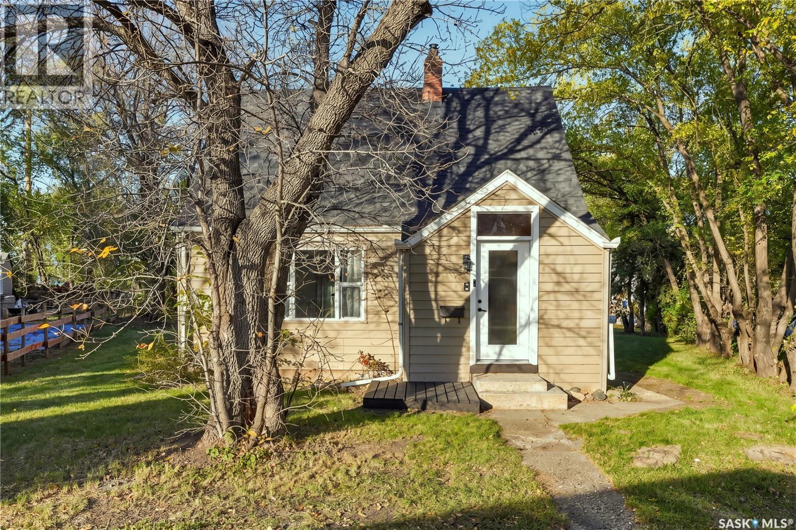 8 Connaught Place, Saskatoon, SK