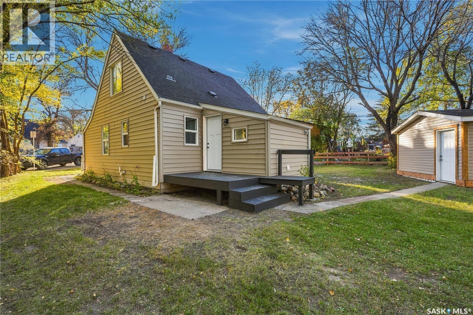 8 Connaught Place, Saskatoon, SK