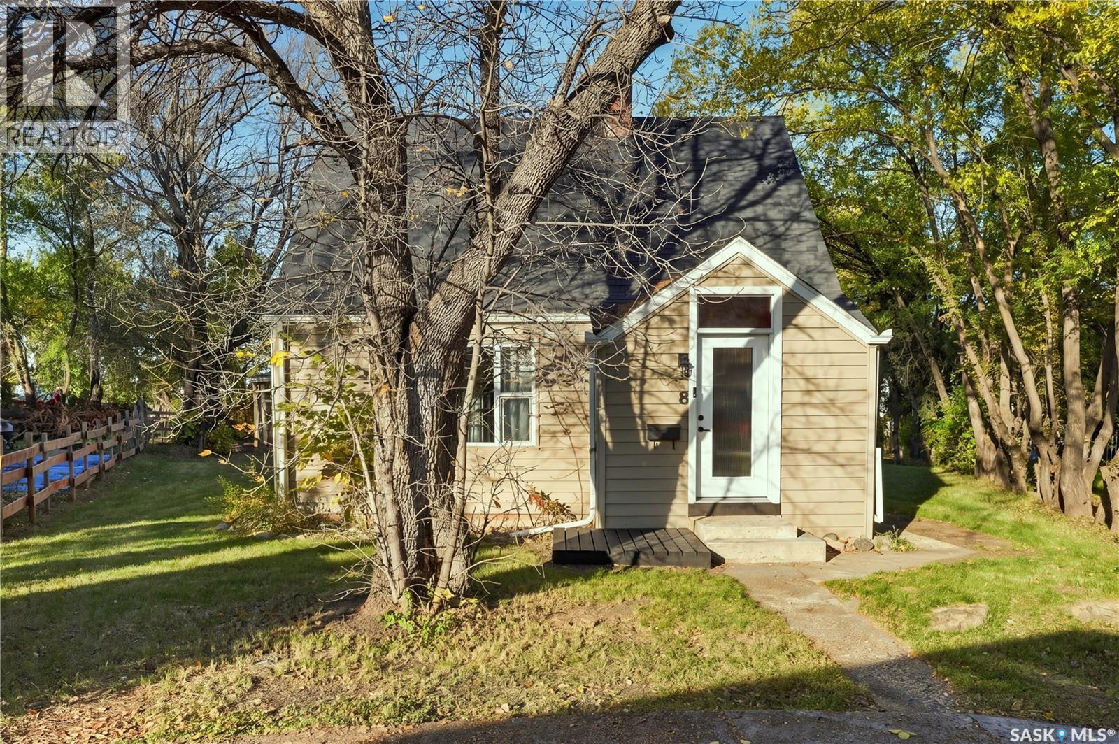 8 Connaught Place, Saskatoon, SK