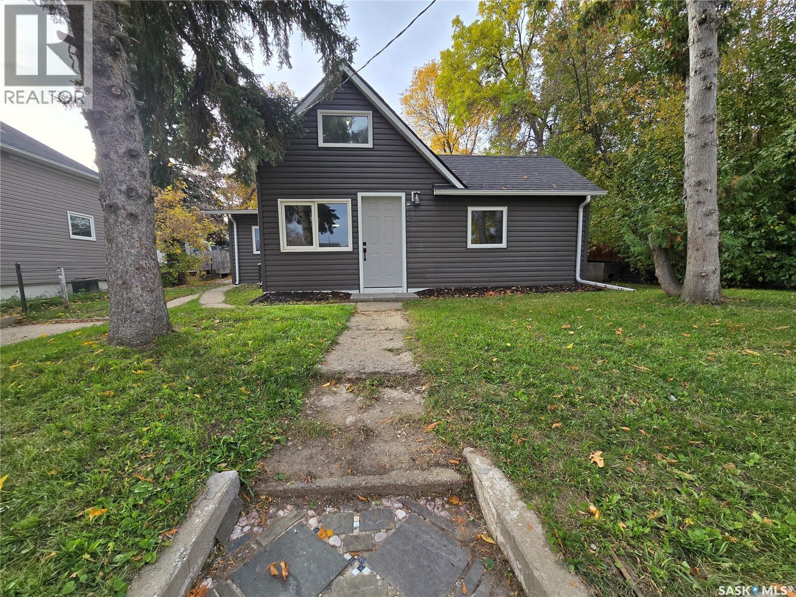 330 3Rd Avenue Se, Weyburn, SK