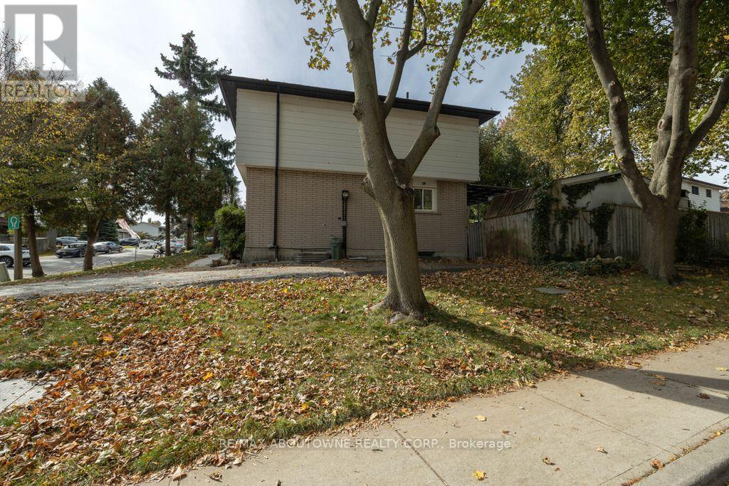 4 Glamis Court, Hamilton, ON