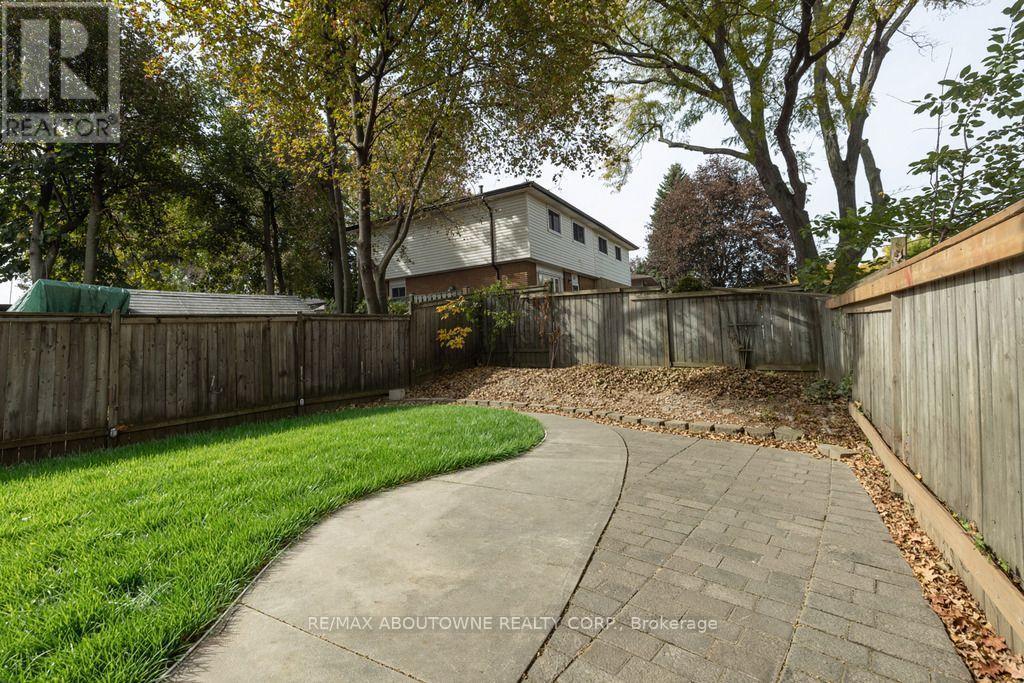 4 Glamis Court, Hamilton, ON