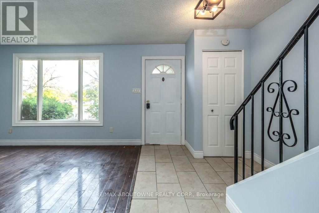 4 Glamis Court, Hamilton, ON