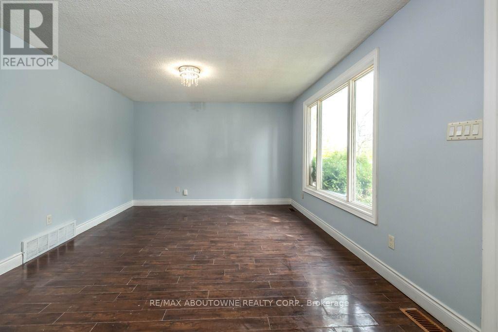 4 Glamis Court, Hamilton, ON