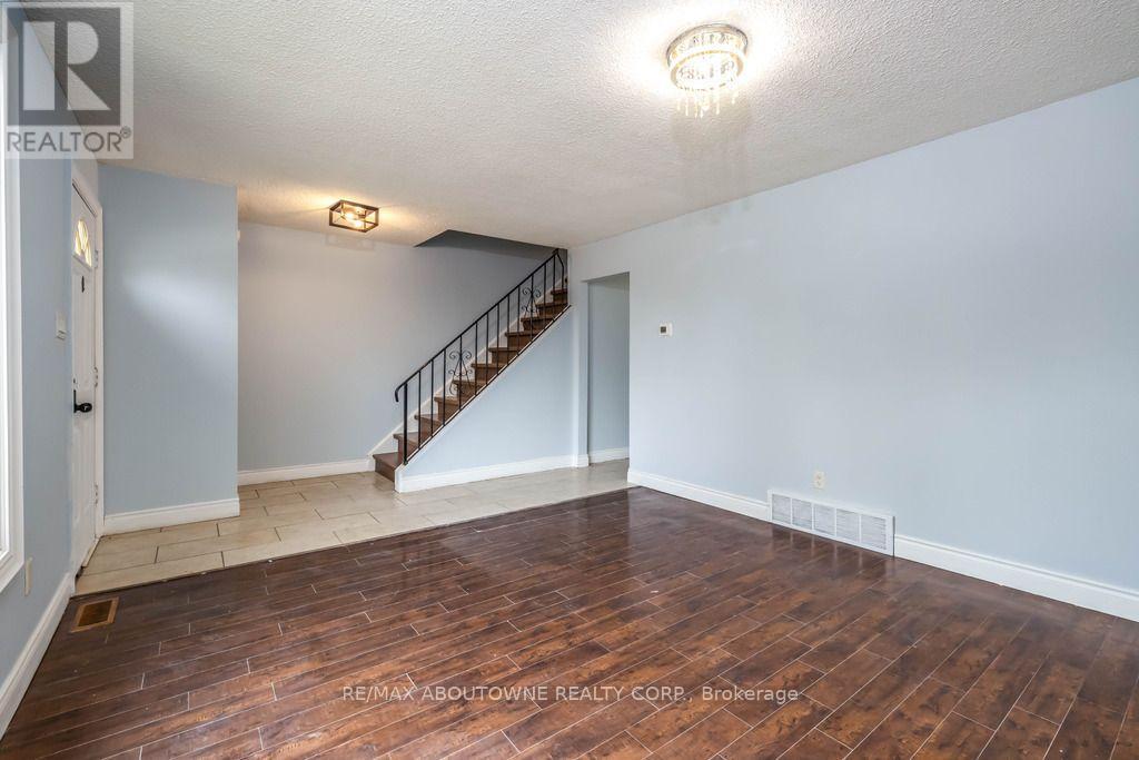 4 Glamis Court, Hamilton, ON