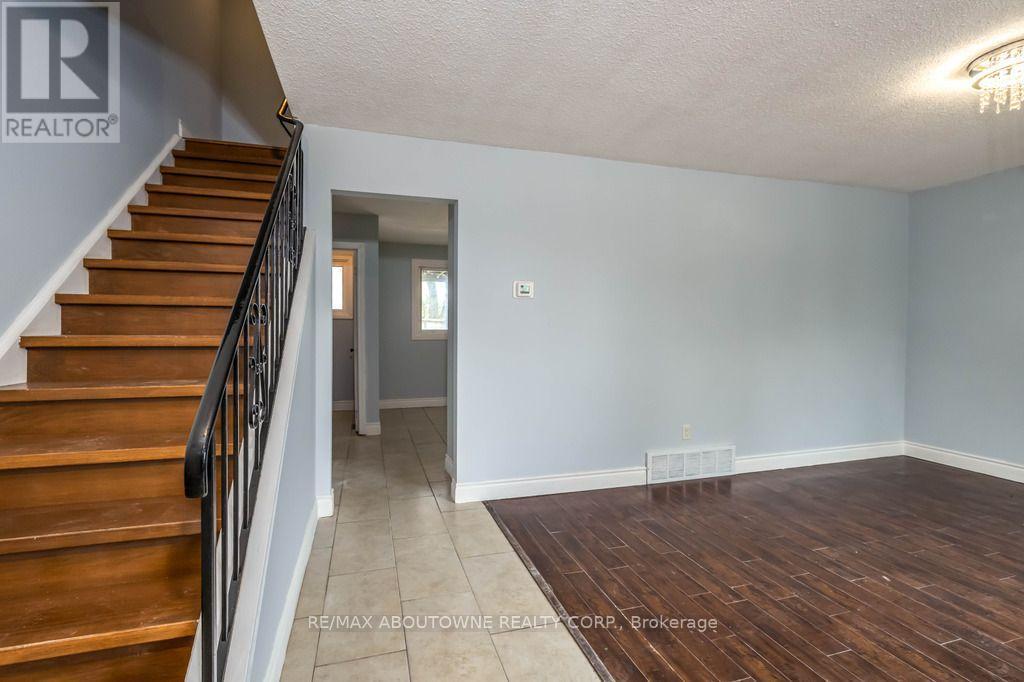 4 Glamis Court, Hamilton, ON