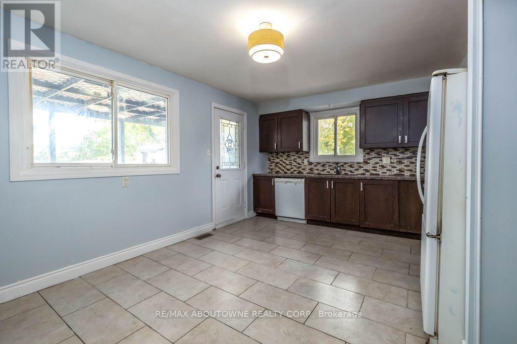 4 Glamis Court, Hamilton, ON
