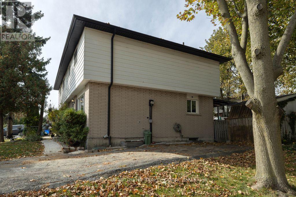 4 Glamis Court, Hamilton, ON
