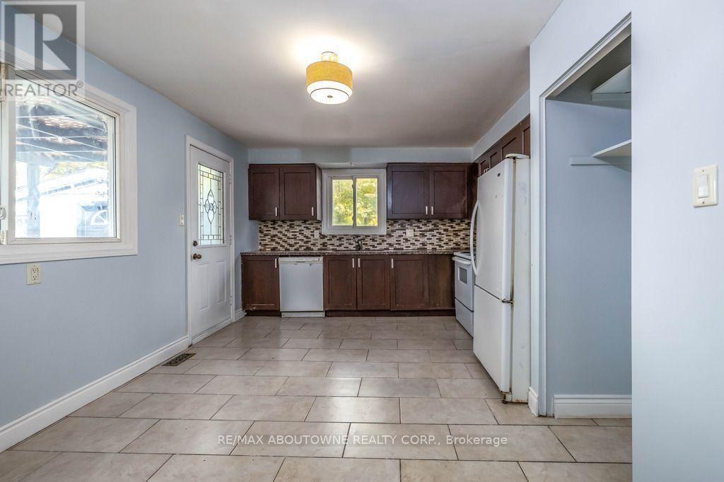 4 Glamis Court, Hamilton, ON