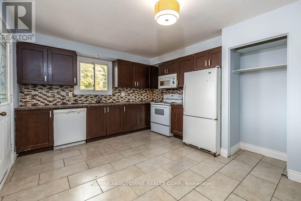 4 Glamis Court, Hamilton, ON