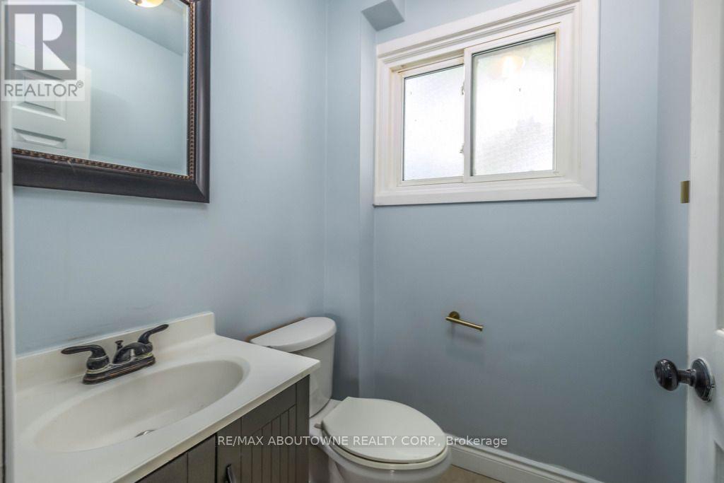 4 Glamis Court, Hamilton, ON