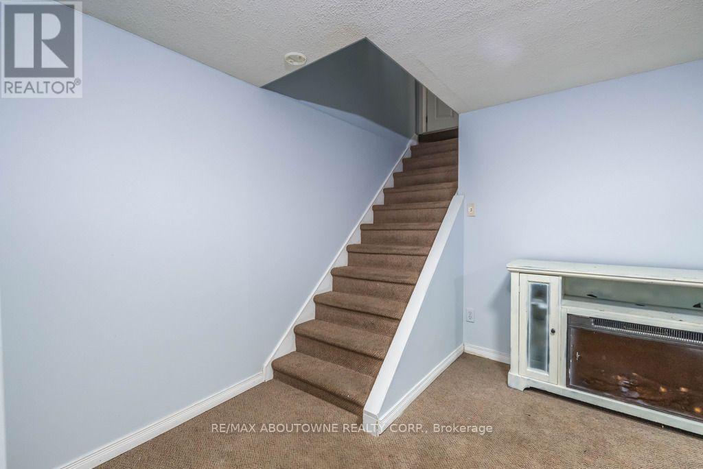 4 Glamis Court, Hamilton, ON