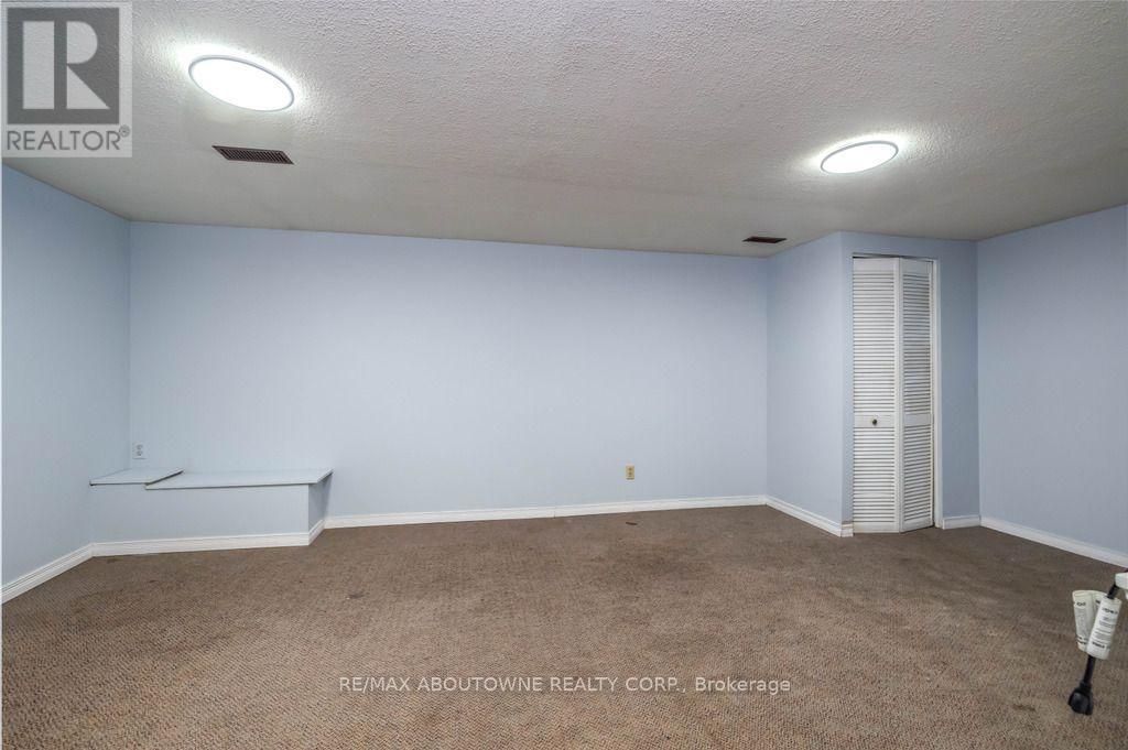 4 Glamis Court, Hamilton, ON