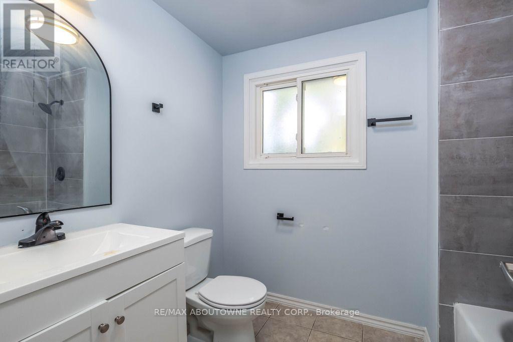 4 Glamis Court, Hamilton, ON
