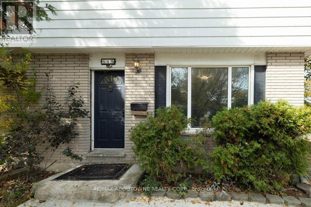 4 Glamis Court, Hamilton, ON