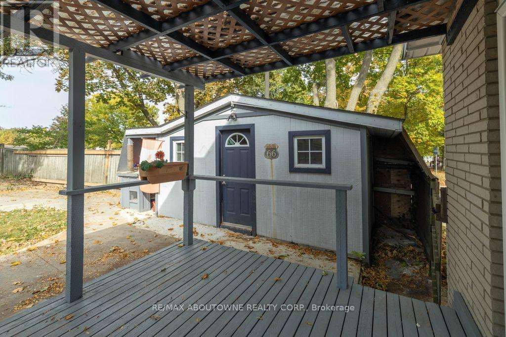 4 Glamis Court, Hamilton, ON