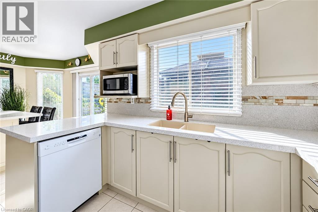 Bright kitchen with an abundance of windows - 11 Peregrine Crescent, Cambridge, ON
