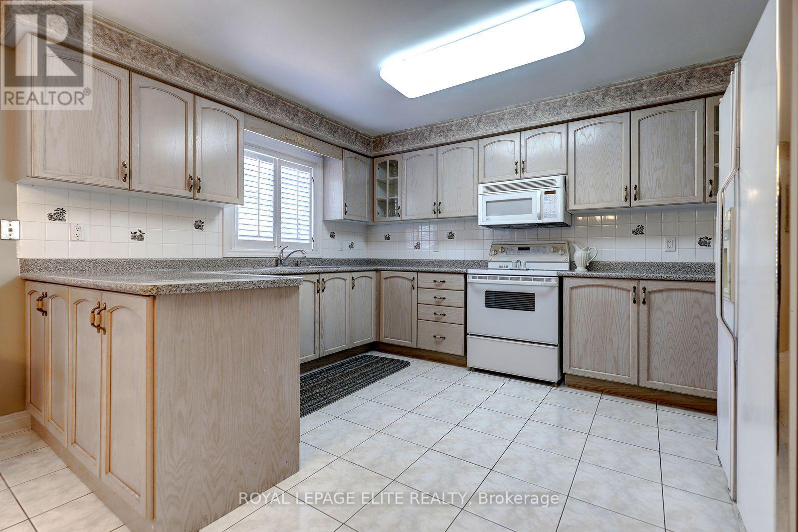 5 Pinecone Way E, Brampton, ON