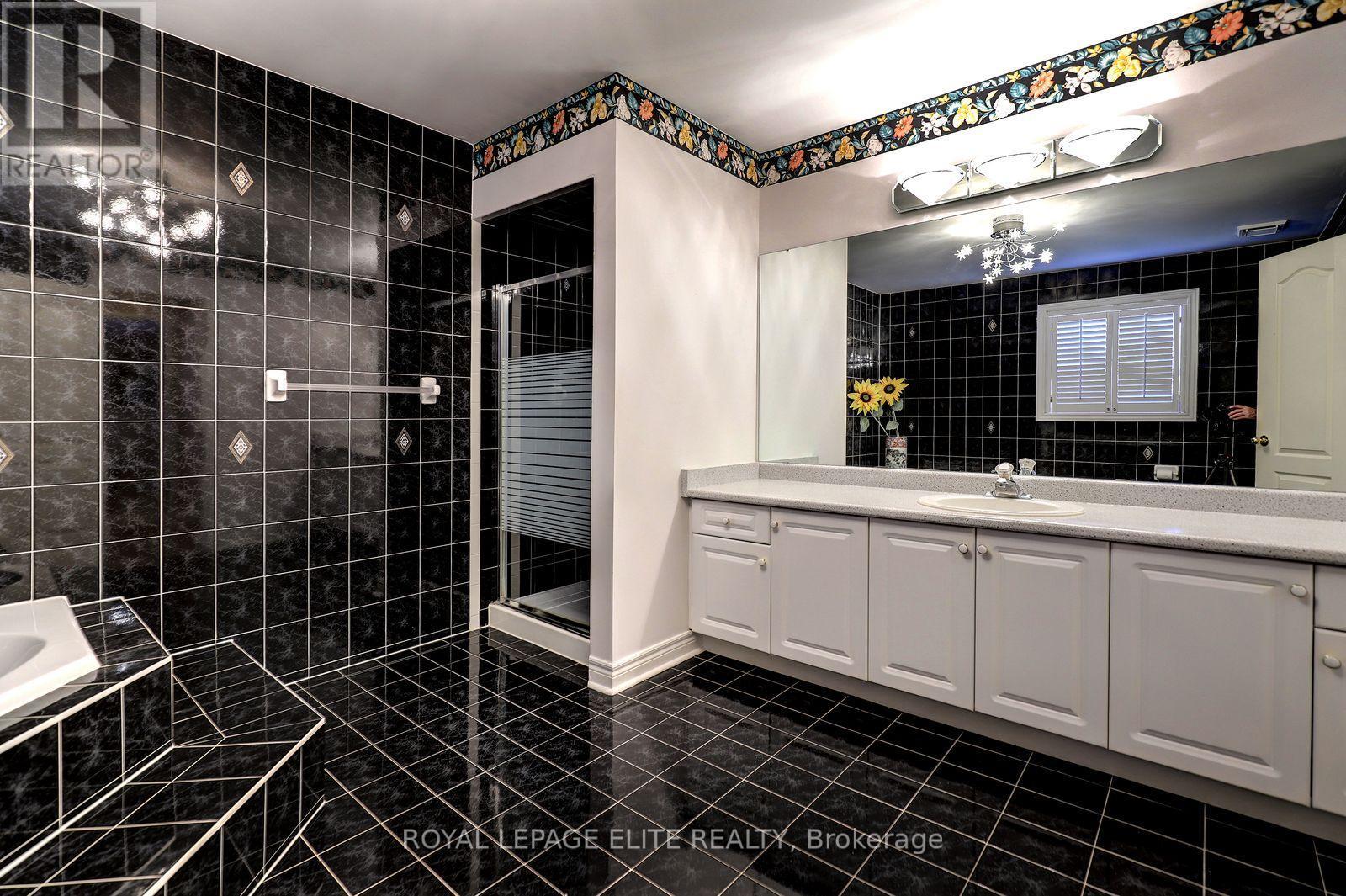 5 Pinecone Way E, Brampton, ON