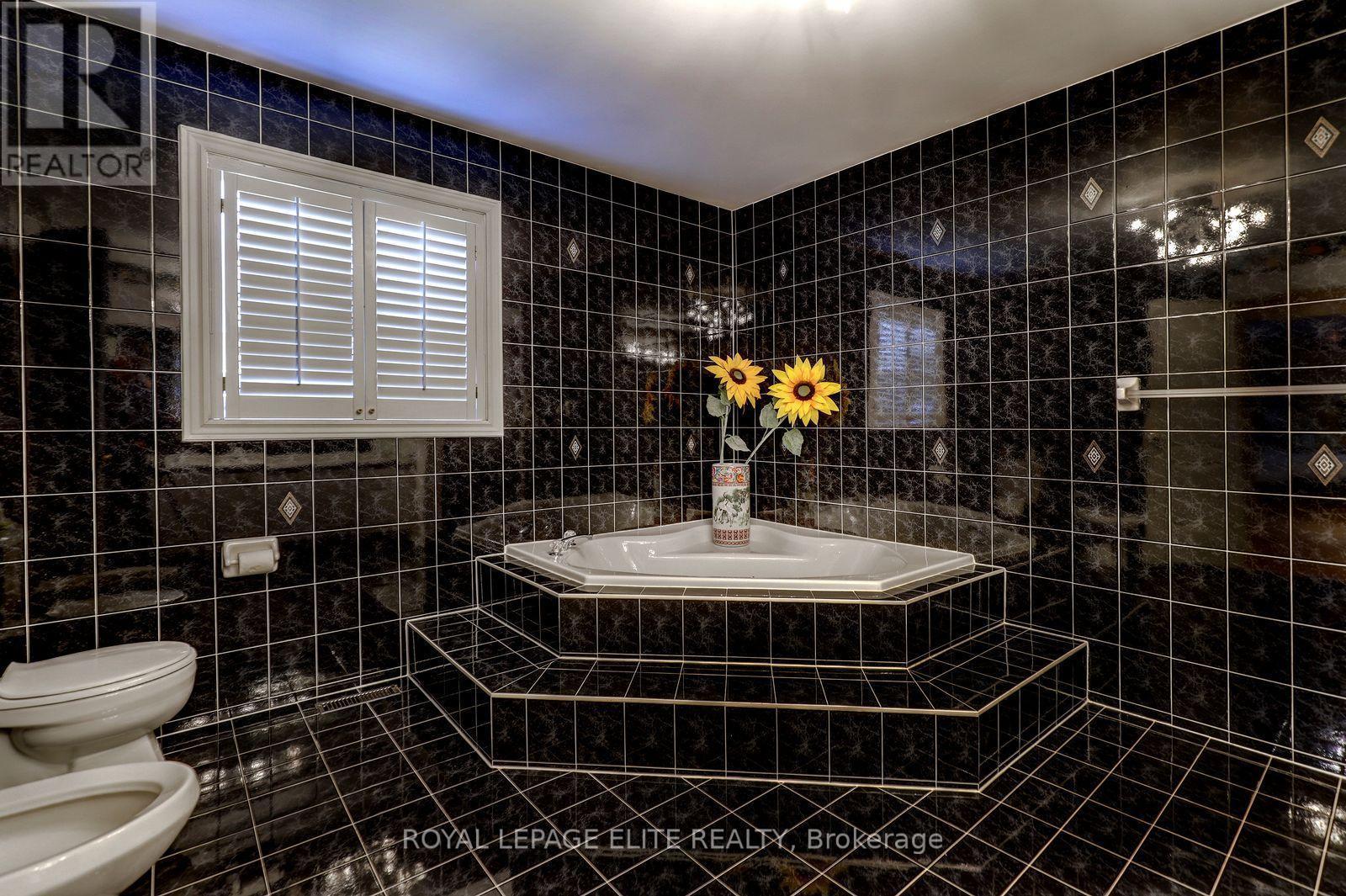 5 Pinecone Way E, Brampton, ON