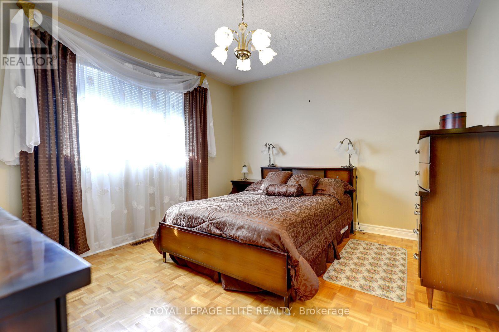 5 Pinecone Way E, Brampton, ON