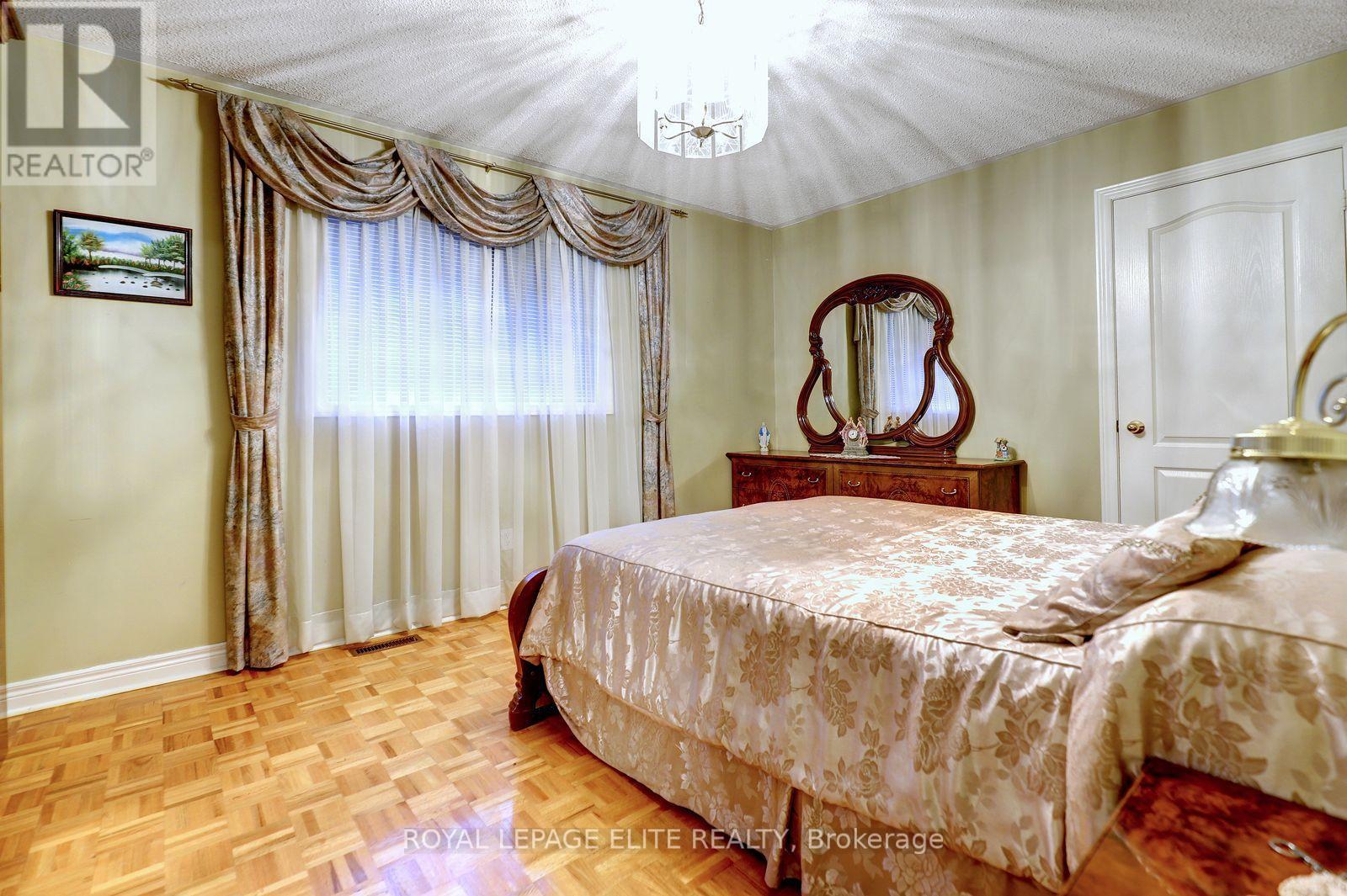 5 Pinecone Way E, Brampton, ON