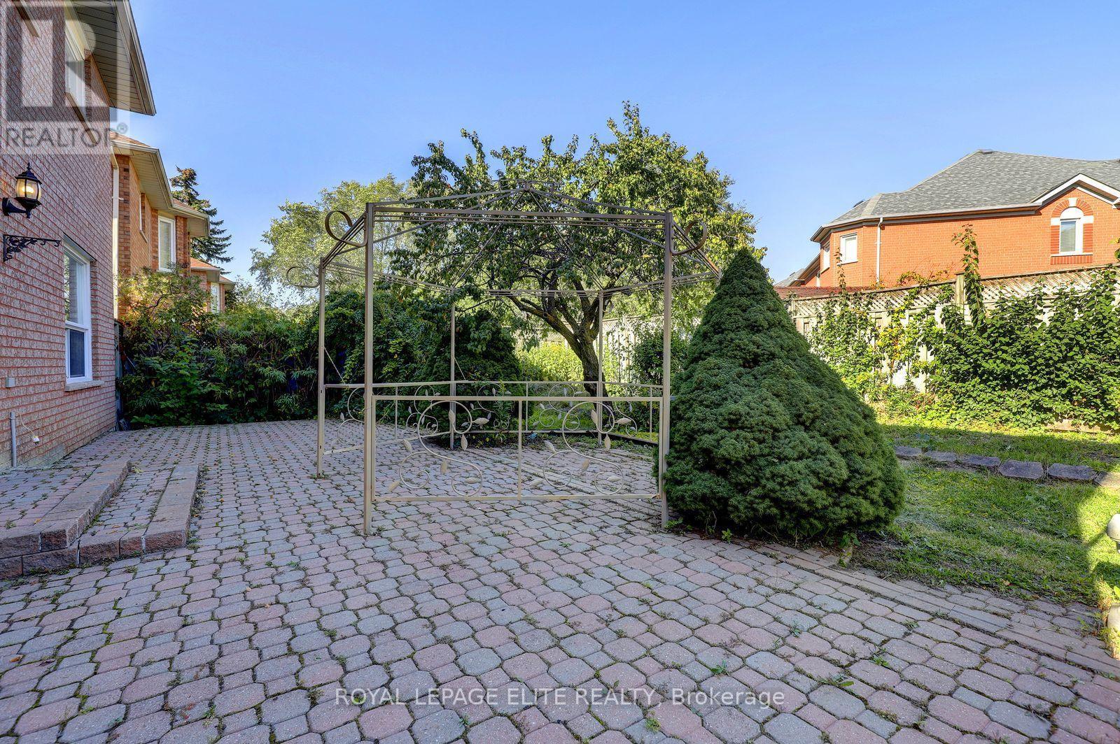 5 Pinecone Way E, Brampton, ON