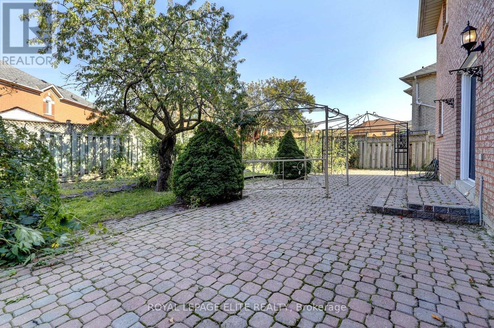 5 Pinecone Way E, Brampton, ON