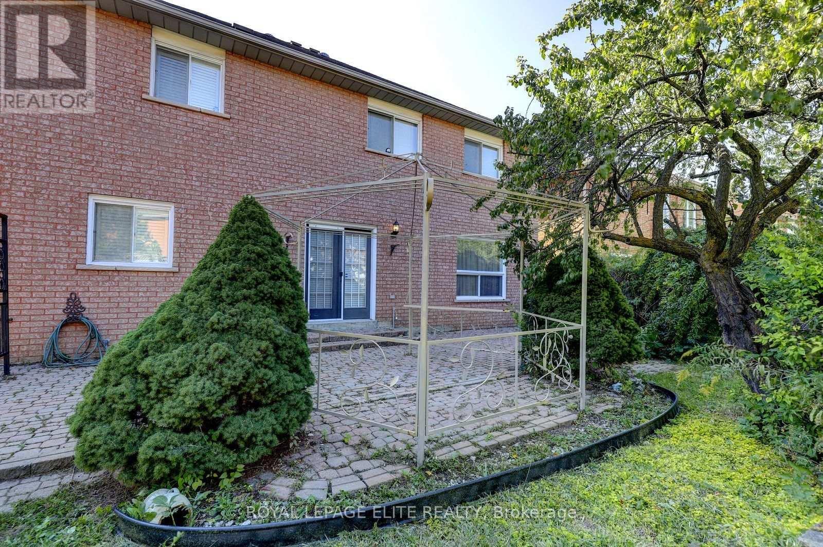 5 Pinecone Way E, Brampton, ON
