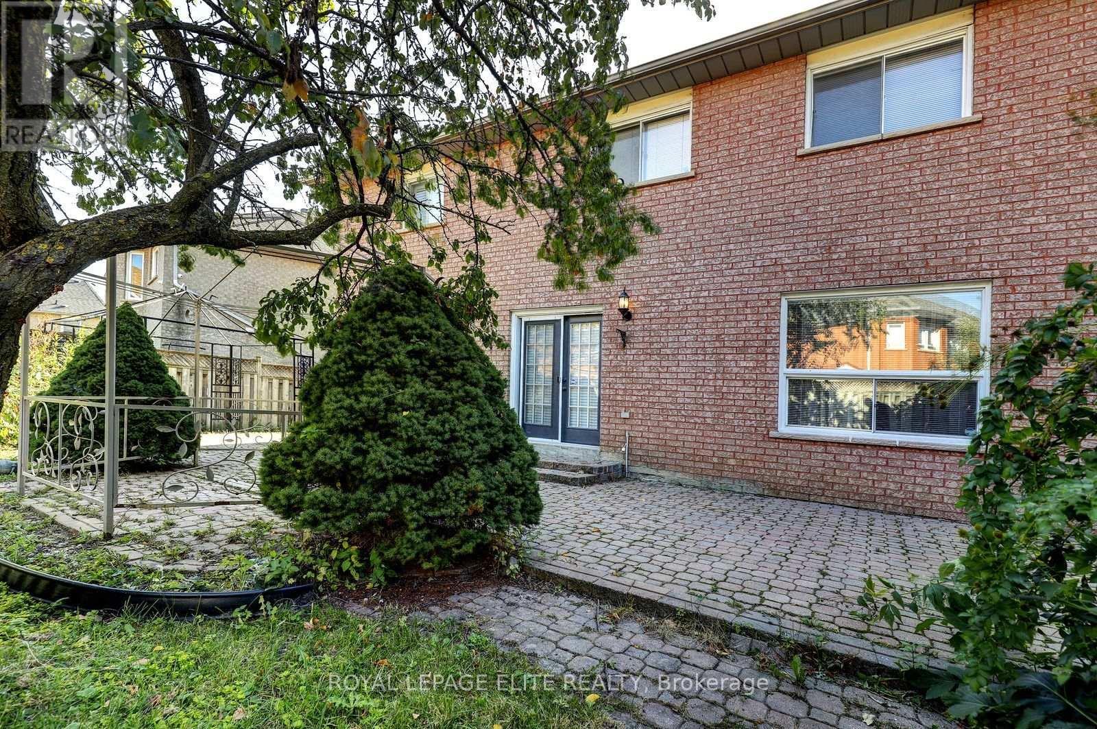 5 Pinecone Way E, Brampton, ON