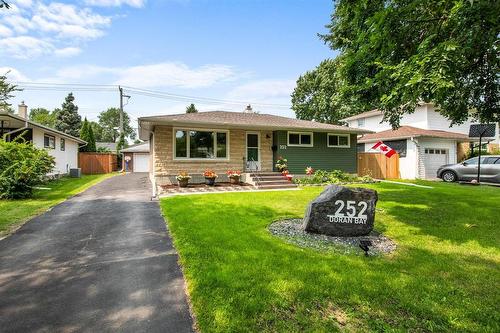 252 Doran Bay  Winnipeg, MB R2Y 1H5
