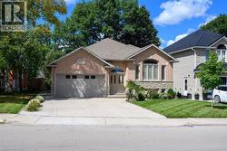 219 JACQUELINE Boulevard  Hamilton, ON L9B 2T6
