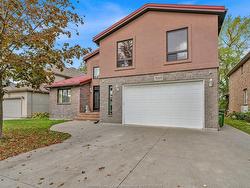 1098 STONEYBROOK Crescent Windsor, ON N9G 2Y3