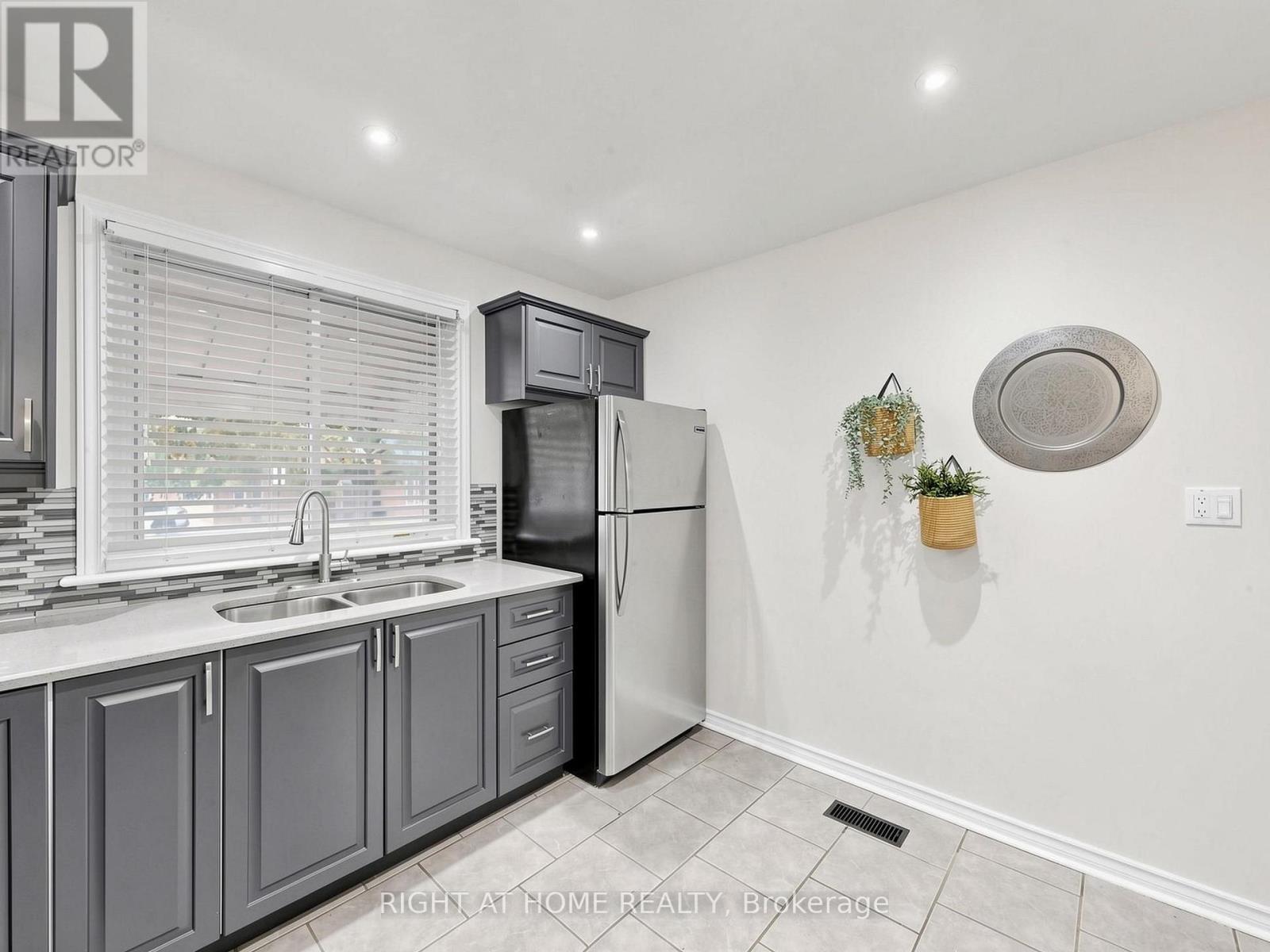 1 Welbourn Drive, Hamilton, ON