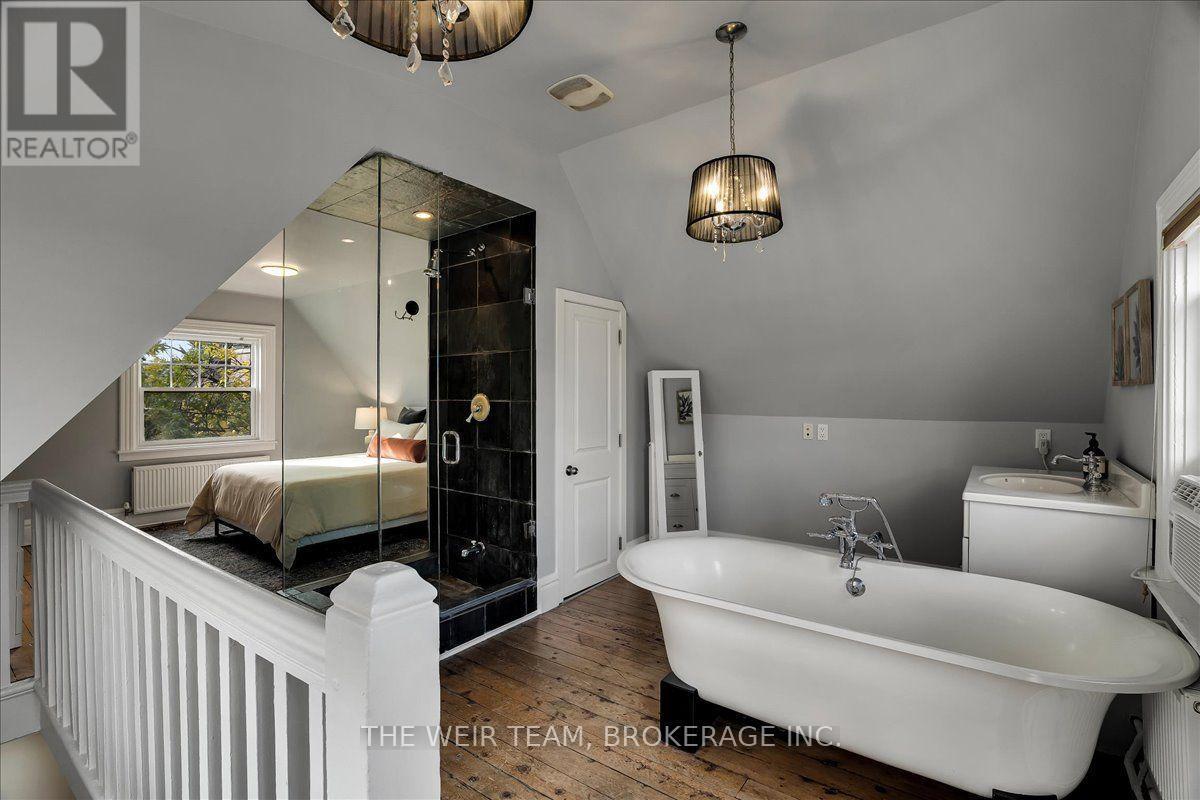 3rd floor 4 piece ensuite - 1394 Queen Street E, Toronto, ON