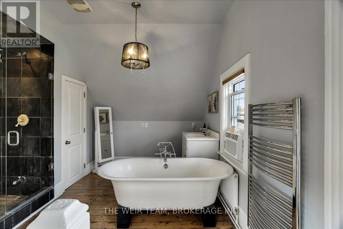 3rd floor 4 piece ensuite - 1394 Queen Street E, Toronto, ON
