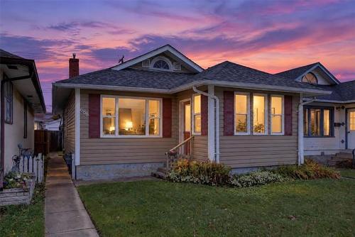 688 Sherburn ST  Winnipeg, MB R3G 2L2