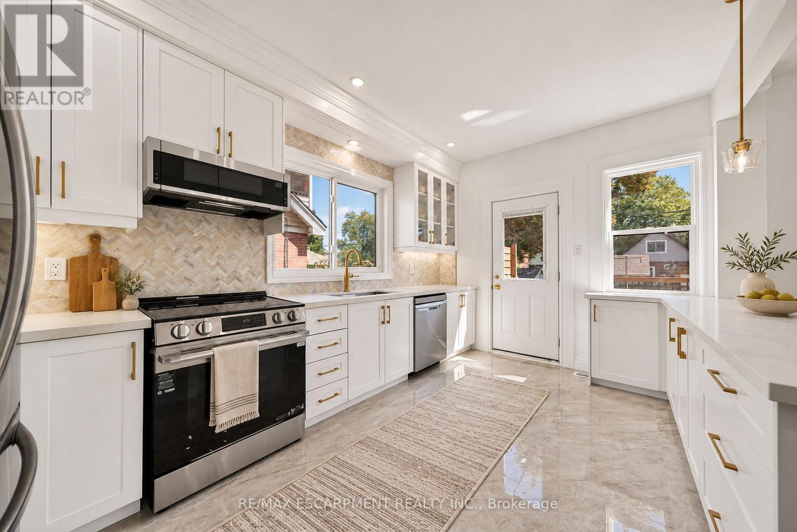 Virtually staged - 229 Park Row S, Hamilton, ON