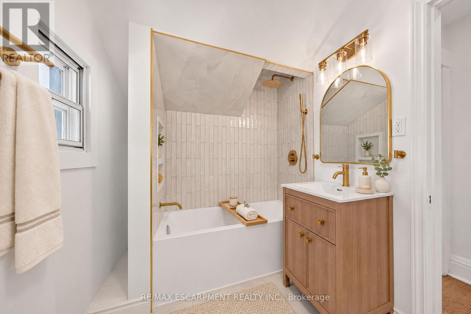 Virtually staged - 229 Park Row S, Hamilton, ON