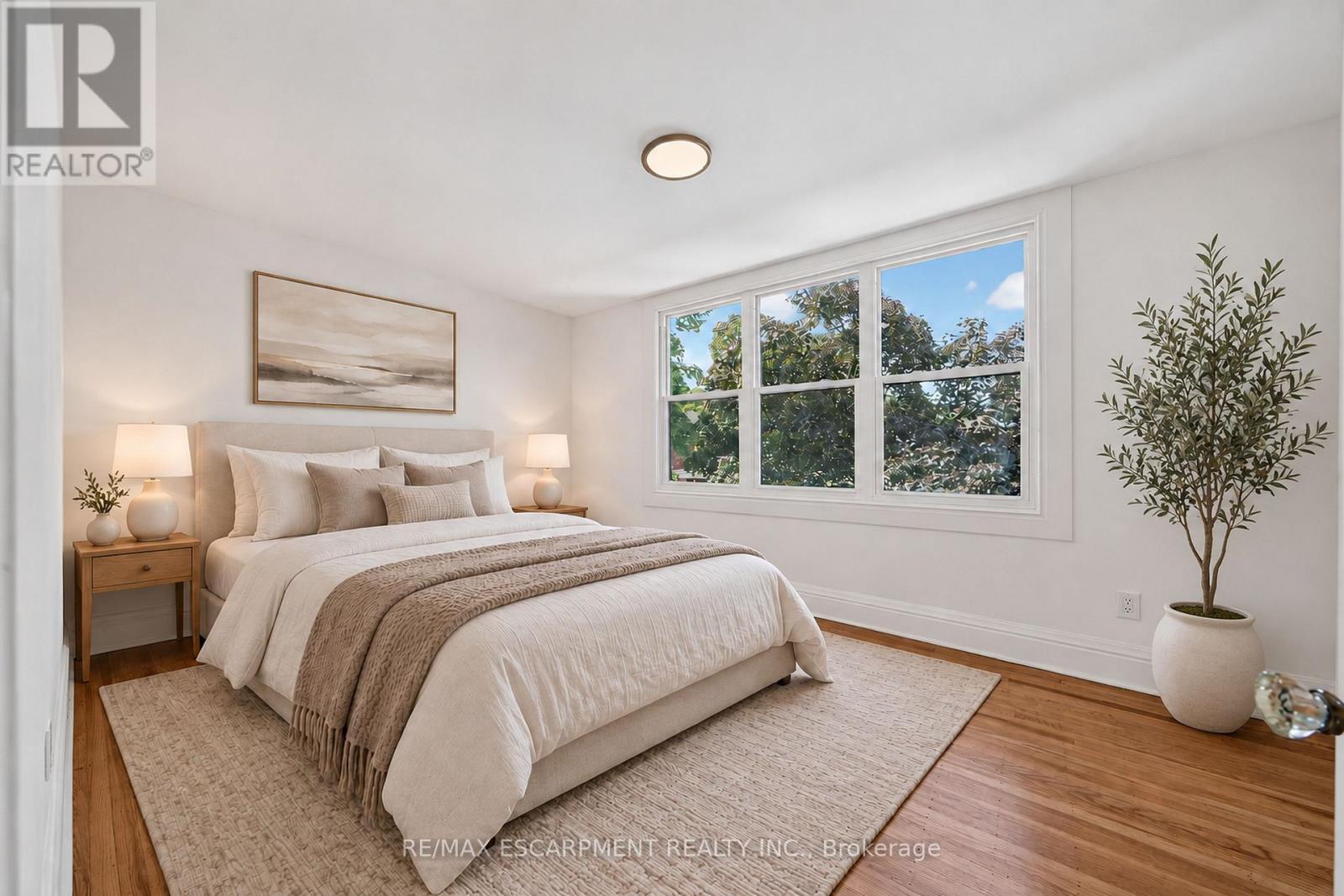 Virtually staged - 229 Park Row S, Hamilton, ON