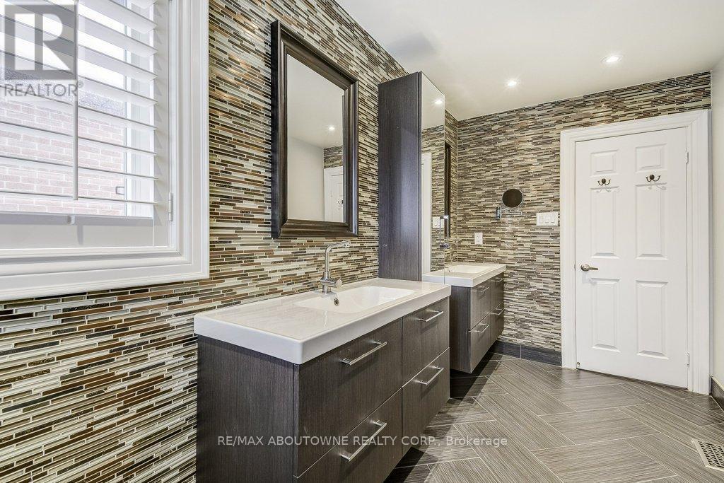 2080 Mckerlie Crescent, Burlington, ON