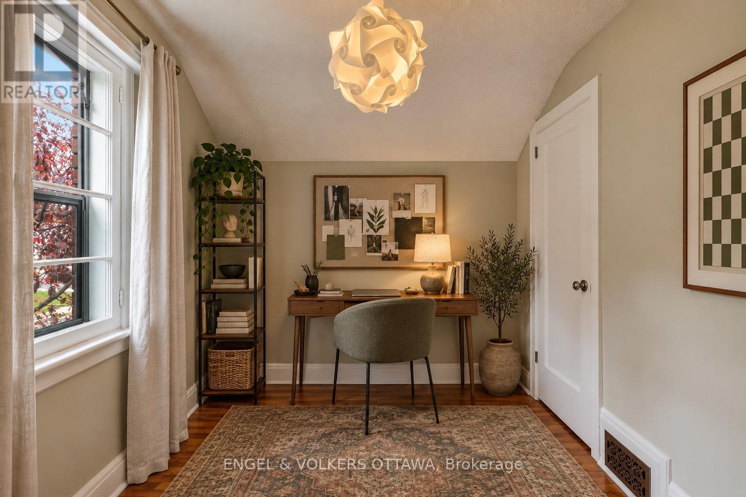 Photo has been virtually staged. - 139 Renfrew Avenue, Ottawa, ON