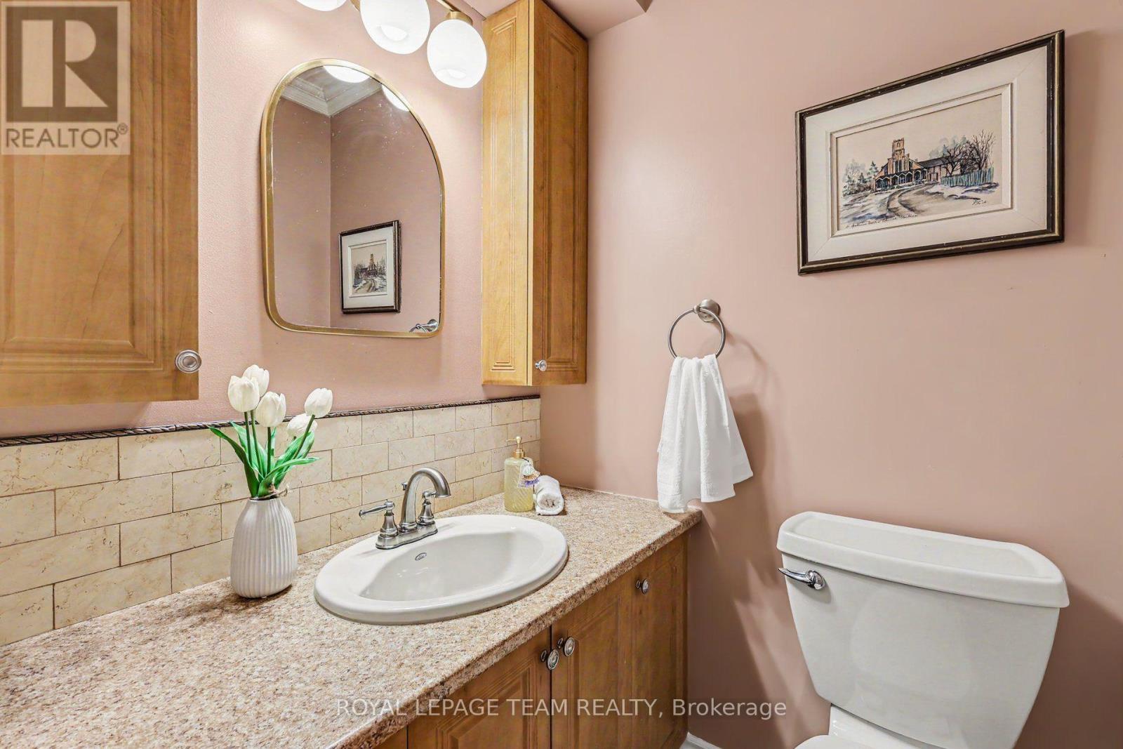 Powder room - 4 Degas Court, Ottawa, ON