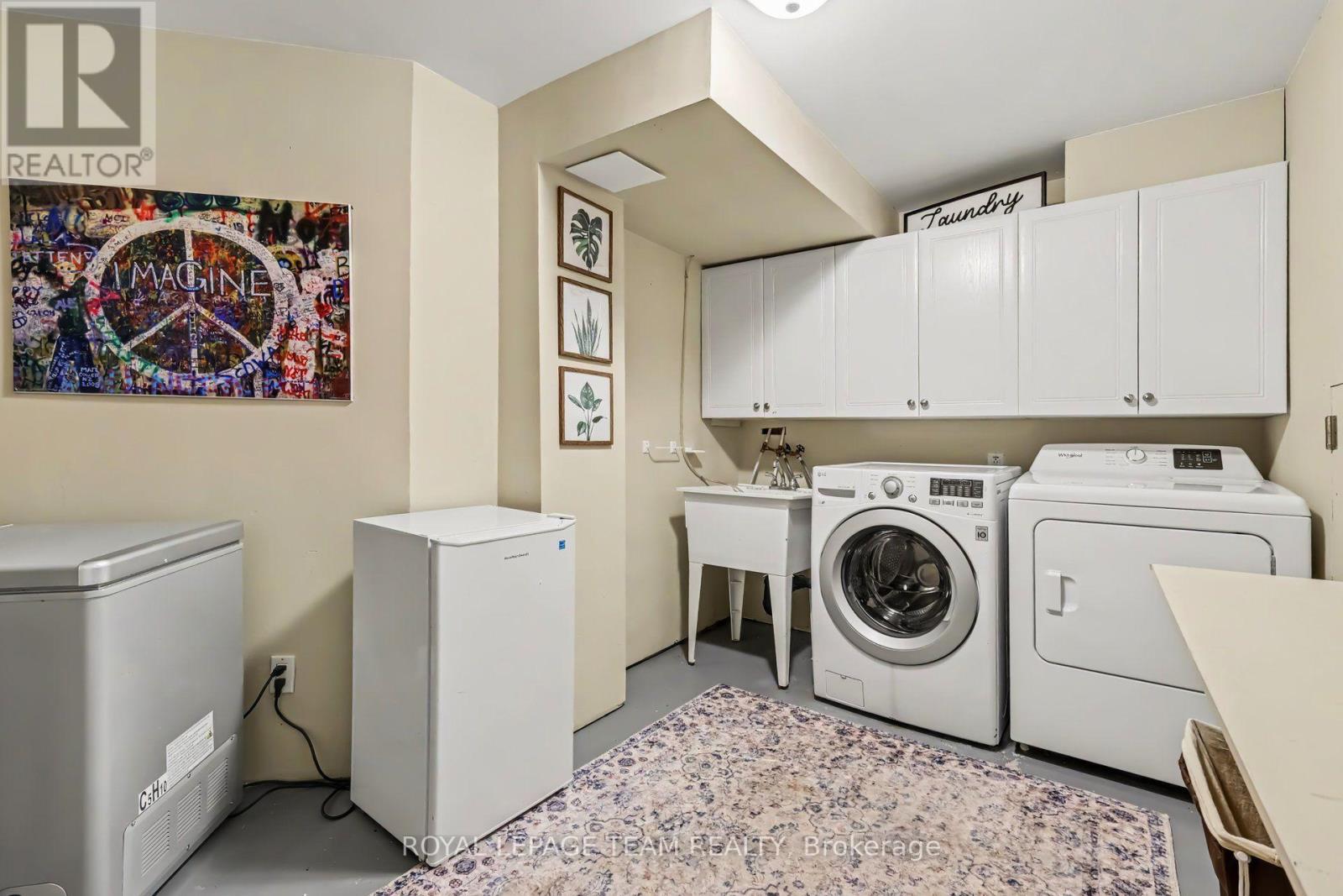 Large laundry room - 4 Degas Court, Ottawa, ON