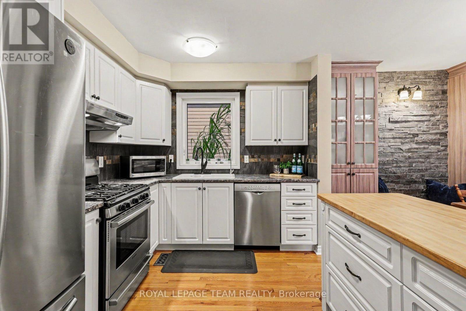 Open Kitchen with ss appliances and island - 4 Degas Court, Ottawa, ON
